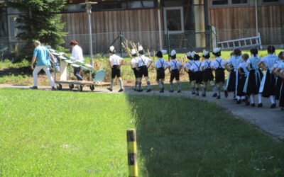 Maibaum aufstellen im Kreisaltenheim Grabenstätt
