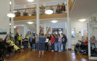 Besuch des Schulchors im Kreisaltenheim Grabenstätt