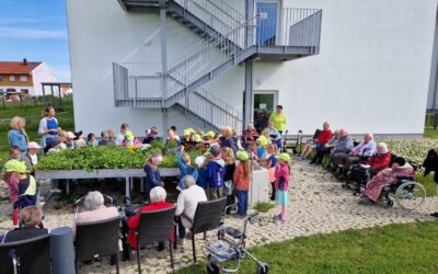 Schulkinderbesuch im Kreisaltenheim Palling