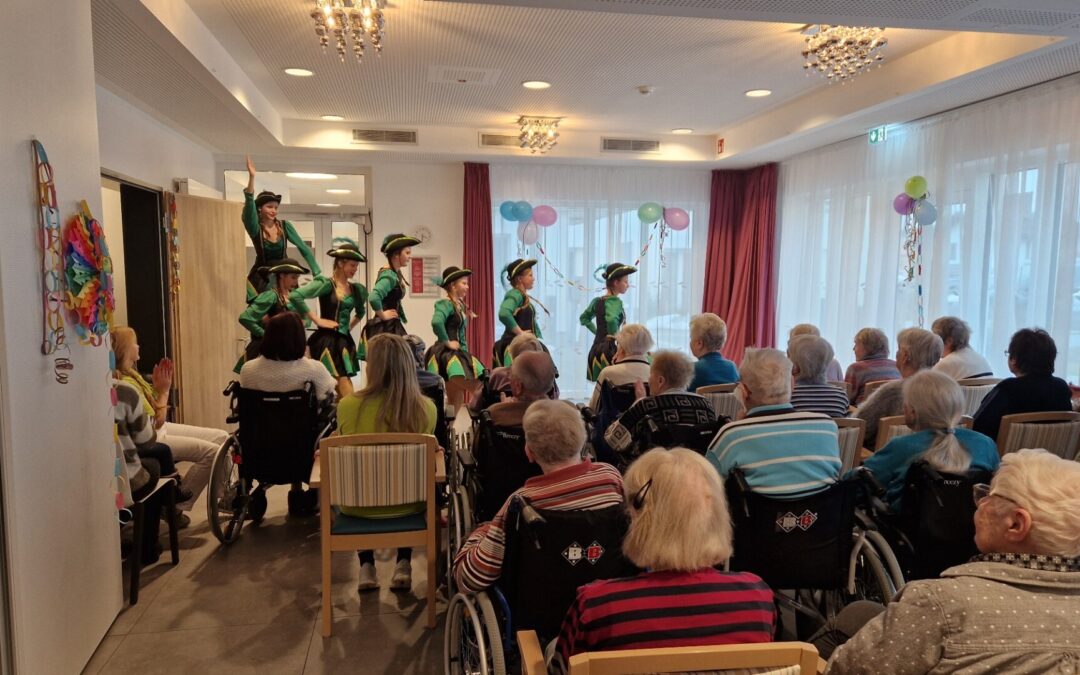 Auftritt der Faschingsgarde im Kreisaltenheim Palling